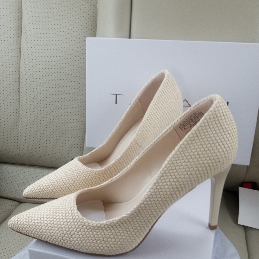 Tahari Women's Cream Heels - Picture 2 of 8